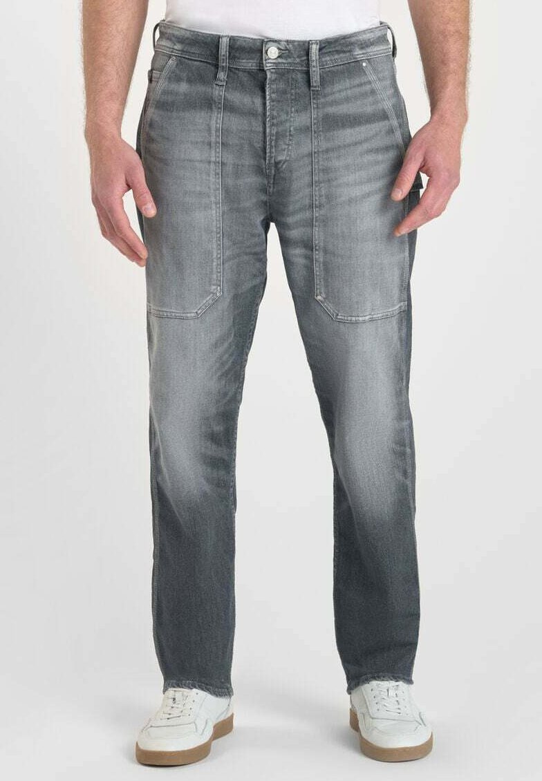 Jeans in denim grigio con vestibilità dritta, dotati di due tasche frontali e una leggera texture sbiadita. Bottone argento opaco e passanti per cintura standard.
