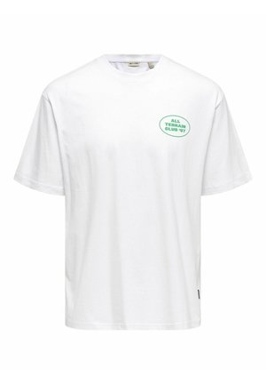 Tricou alb din bumbac, cu mâneci scurte și guler rotund. Prezintă un logo oval verde cu textul "ALL TERRAIN CLUB '97" imprimat pe față.
