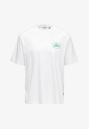 Bijela pamučna majica s kratkim rukavima i okruglim izrezom. Ima zeleni ovalni logotip s natpisom "ALL TERRAIN CLUB '97" na prednjoj strani.