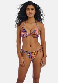 Kleurenset van bikini met een patroonontwerp met oranje, paars en zwarte accenten. Verstelbare strikken aan de onderkant, halternekstijl aan de bovenkant.