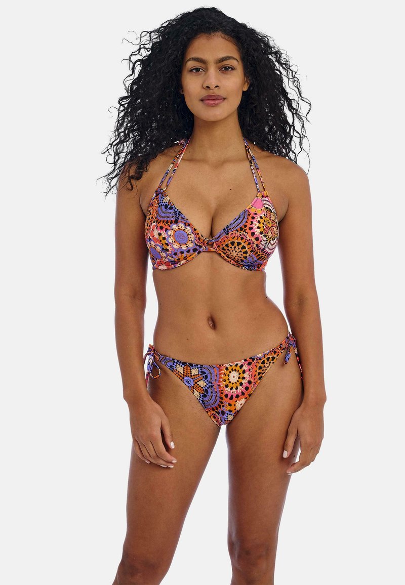Kleurenset van bikini met een patroonontwerp met oranje, paars en zwarte accenten. Verstelbare strikken aan de onderkant, halternekstijl aan de bovenkant.