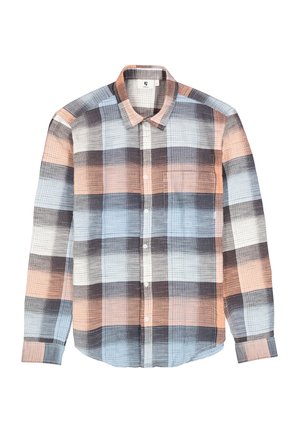 Camisa de botones con patrón de cuadros en azul claro, durazno y negro; cuenta con cuello clásico, mangas largas, tela texturizada y bolsillo.