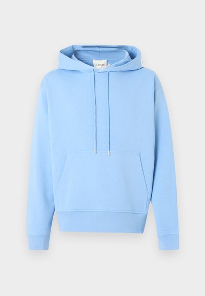 Sweat à capuche bleu clair avec poche kangourou à l'avant et cordons ajustables, présenté sur un fond blanc uni.