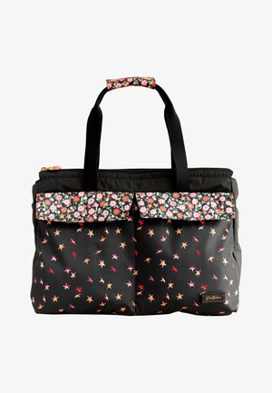 Musta kangaskassi, jossa on värikkäitä tähtikuoseja ja kukkakuoseja, kaksi tukevasti ommeltua mustaa kantokahvaa ja koristeellinen kukkakuvioinen läppä. Kultainen vetoketju.