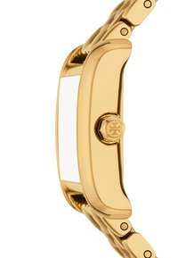 Reloj dorado con caja de metal pulido, gran corona y una correa lisa con eslabones entrelazados. La esfera es blanca y rectangular.