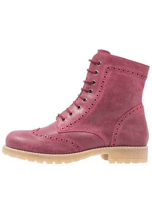 Botines de ante rojo con detalles de brogue, seis ojales metálicos para los cordones y una suela de goma clara con acabado texturizado.