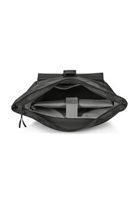 Čierna taška so zipsovým uzáverom, obsahujúca priestranný vnútorný priestor, šedé rozdeľovače na komory a hladký, odolný textil s jemnou štruktúrou.