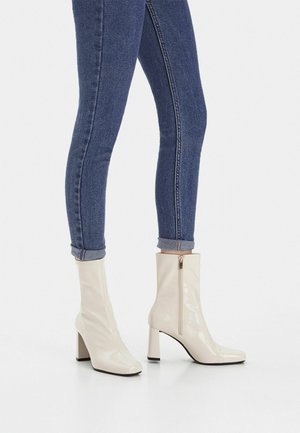 Bershka, Boots à talons - off-white
