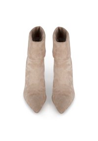 Botas de tobillo de ante beige con puntera afilada, que presentan un diseño de puño doblado y una textura lisa.