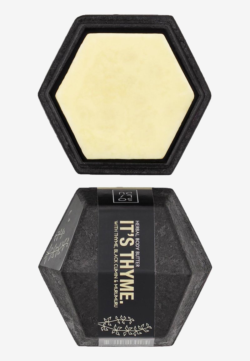 Beurre corporel hexagonal dans un contenant noir, avec un produit jaune clair à l'intérieur. L'étiquette présente des ingrédients à base de plantes : thym, cumin noir, murumuru.