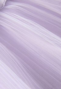 Blødt, transparent lavendelfarvet tylstof med delikat, fint net og subtile lagdelte folder, der skaber en let, luftig tekstur.