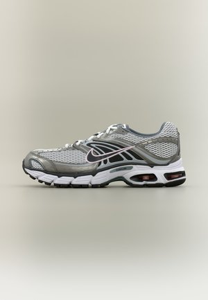 Szaro-biały but do biegania marki Nike z oddychającą siateczką, amortyzowaną podeszwą i logo Swoosh z różowymi akcentami, przedstawiony z profilu na neutralnym tle.