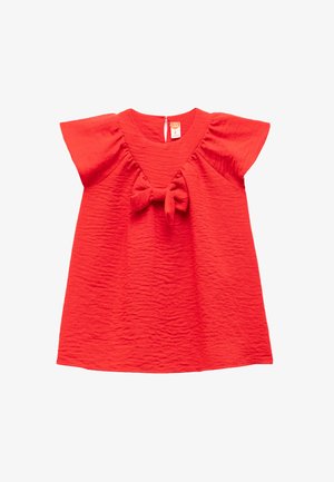 Abito smanicato rosso in tessuto texturizzato, con dettaglio a fiocco davanti e chiusura a occhiello sul retro.