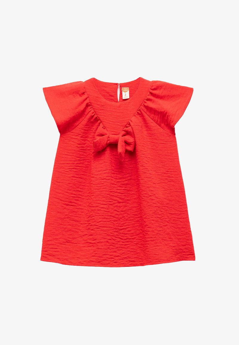 Rød ærmeløs kjole med et struktureret stof, prydet med en sløjfedetalje foran og en nøglehulslukning bagpå.