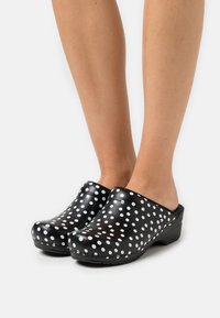 Sanita ORIGINAL FENJA OPEN - Zuecos - black