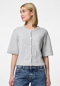 Cardigan tricotat de culoare gri deschis, cu mâneci scurte, decolteu rotund și cinci nasturi albi pe față. Material texturat cu dungi.
