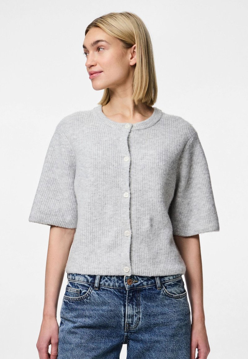 Cardigan tricotat de culoare gri deschis, cu mâneci scurte, decolteu rotund și cinci nasturi albi pe față. Material texturat cu dungi.