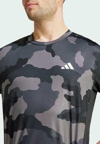 adidas Performance TRAIN ESSENTIALS CAMO ALLOVER - Sports T-shirt - black