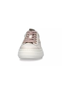 Jasno beżowe sneakersy z teksturowanymi różowymi sznurówkami, gładką skórzaną cholewką i grubą białą podeszwą; zawierają mały metalowy detal.
