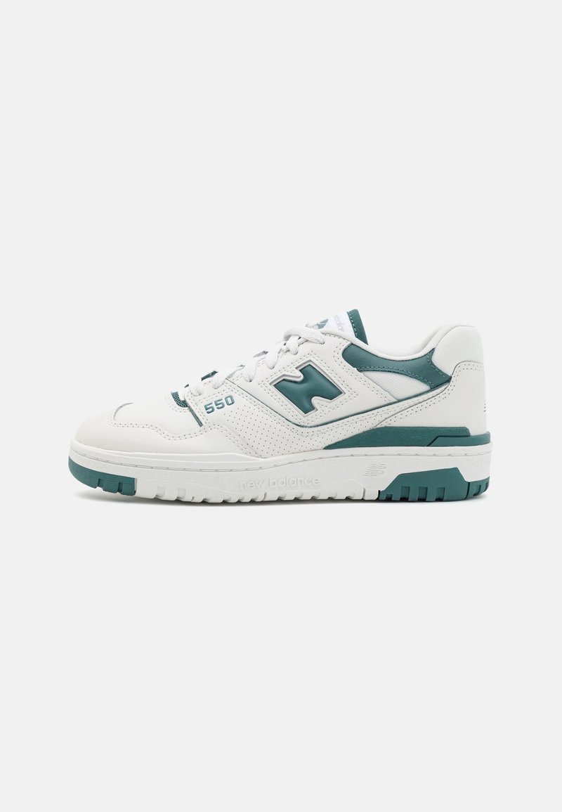 Baskets basses New Balance 550 blanches et vertes avec lacets, panneaux latéraux perforés et semelle en caoutchouc sur fond uni.