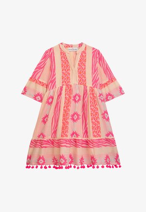 Buntes Kleid mit Mustern in Pink und Koralle, mit Stufen-Design, kurzen Ärmeln und Pompon-Akzenten am Saum. Hergestellt aus leichtem Stoff.