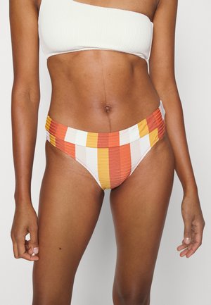 Parte de baixo de bikini rayado com cores laranja, amarela e branca. Textura canelada e cintura elástica. Projetado com cobertura média.