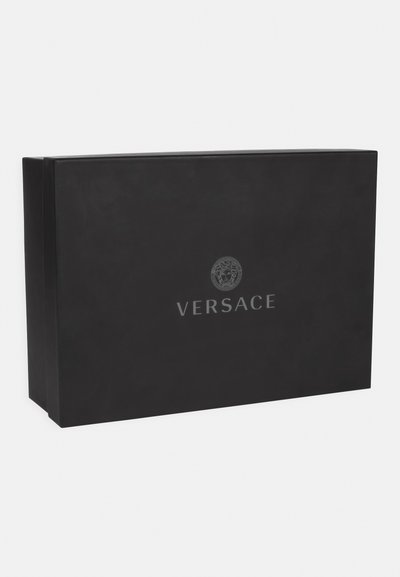 Boîte cadeau rectangulaire noire avec une texture lisse, présentant le logo "Versace" en argent, centré à l'avant, avec un design simple.