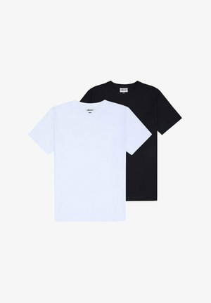 Due t-shirt semplici a maniche corte con collo a girocollo, una bianca e una nera, sovrapposte e distese su uno sfondo bianco.