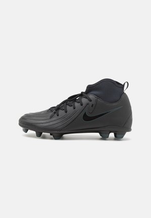 Chaussure de football noire avec un design texturé, fermeture à lacets, cheville rembourrée et un accent de logo subtil ; dotée de plusieurs crampons ronds sur la semelle extérieure.
