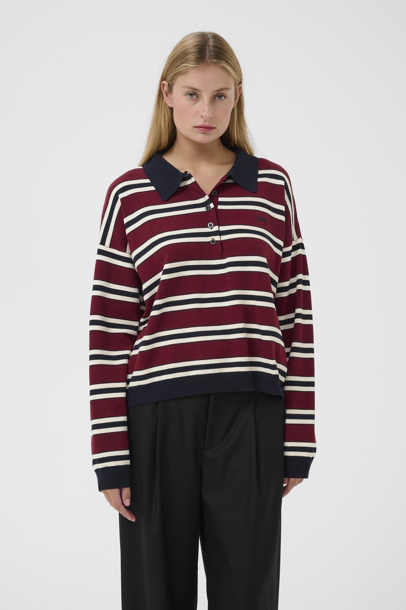 Pull en rayures bordeaux, crème et bleu marine ; comporte un col, une patte de boutonnage à trois boutons et une coupe décontractée avec des manches longues.