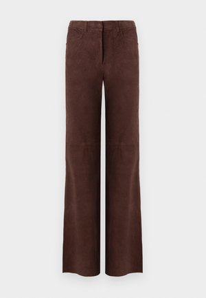 Donkerbruine suède rechte broek met voorzakken en riemlussen, weergegeven op een eenvoudige lichte achtergrond.