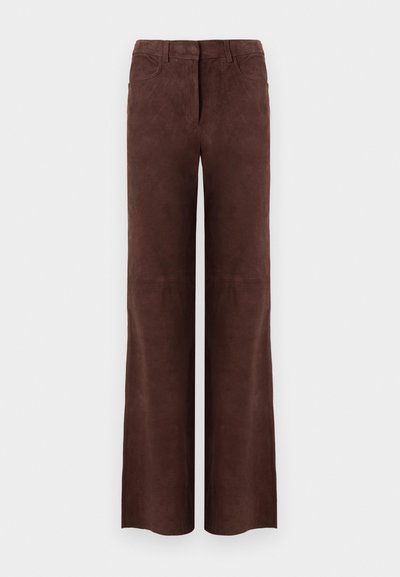 Pantalons droits en suède marron foncé, avec poches avant et passants de ceinture, présentés sur un fond clair.