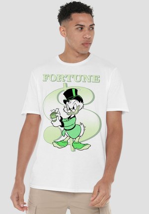 Weißes Baumwoll-T-Shirt mit einer Grafik eines Charakters in grüner Kleidung, der ein Getränk hält, darüber der Text "FORTUNE" und einem Dollarzeichen-Hintergrund.