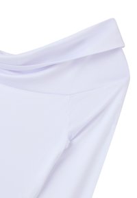 Top bianco senza spalle realizzato in tessuto morbido, caratterizzato da un collo drappeggiato e una silhouette aderente, con una leggera texture e costruzione senza cuciture.