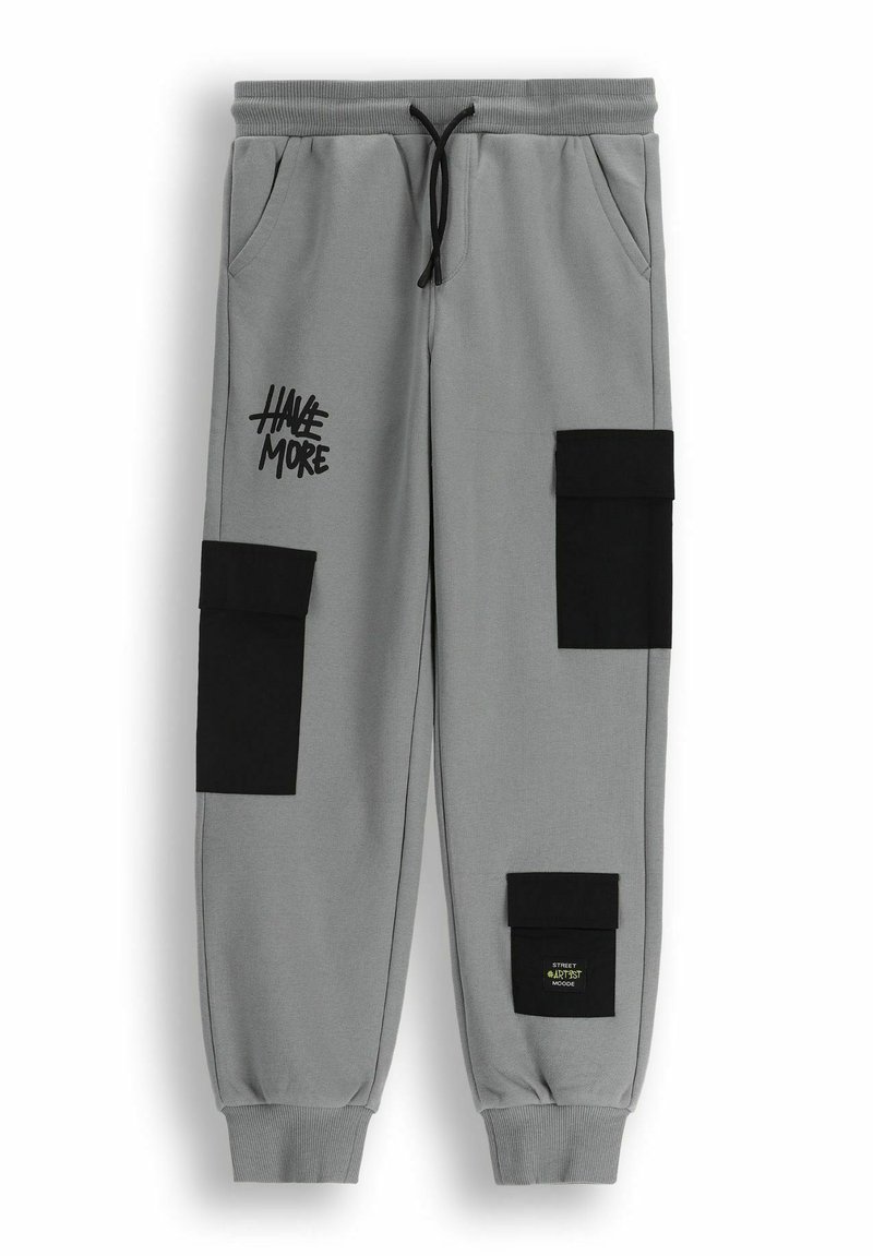Szare dresowe spodnie z czarnymi kieszeniami cargo, elastycznym pasem ze sznurkiem i nadrukowanym logo na lewym nogawce.