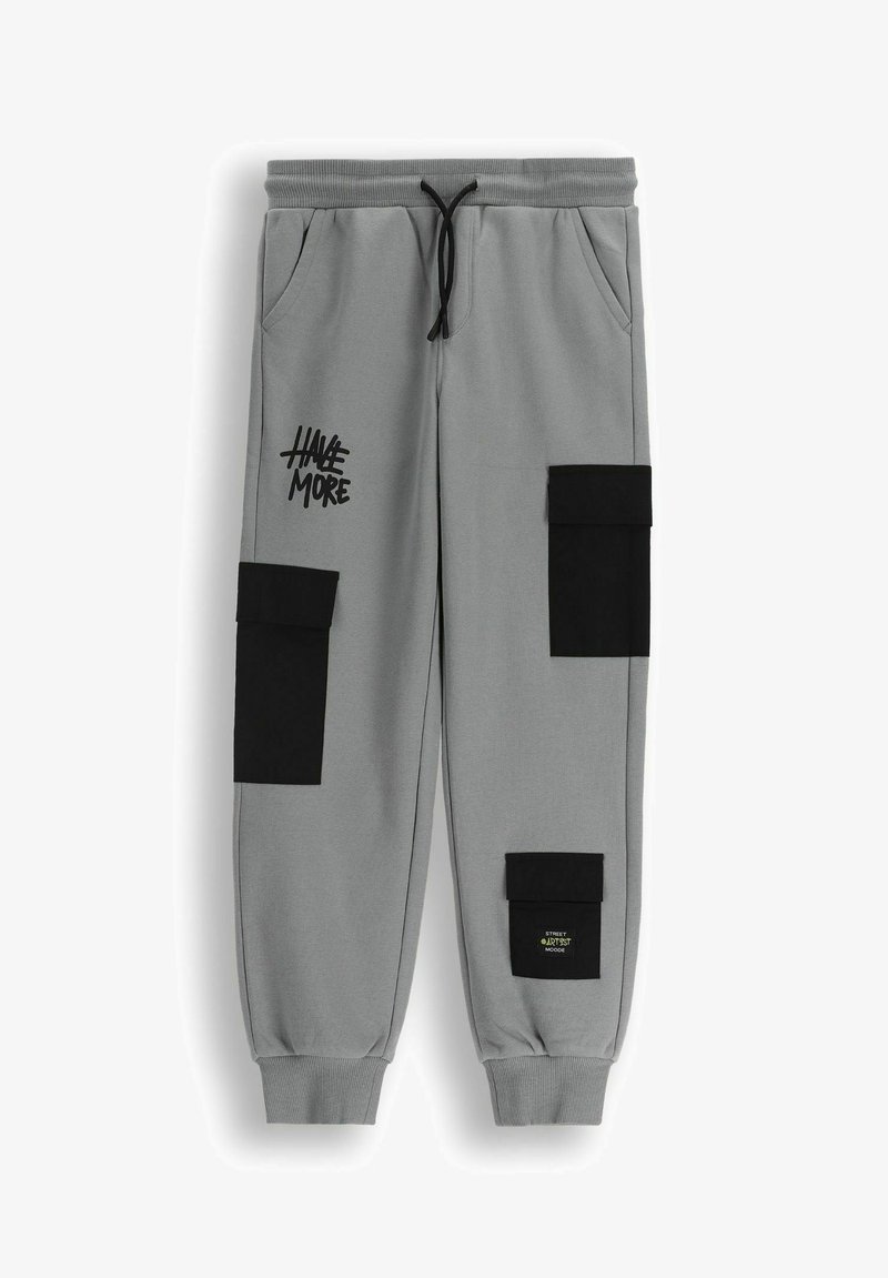 Szare dresowe spodnie z czarnymi kieszeniami cargo, elastycznym pasem ze sznurkiem i nadrukowanym logo na lewym nogawce.