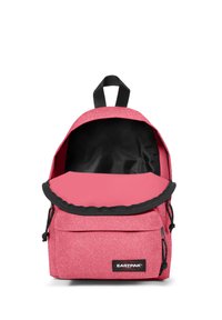 Mochila rosa con un acabado texturizado, un interior negro, cierre de cordón y un asa superior para un transporte fácil. Logotipo de Eastpak en la parte frontal.