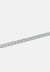 Corrente de metal prateado, com elos ovais interligados, acabamento polido e textura suave, adequada para uso em acessórios ou joias.