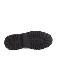 Schwarze Gummistiefelsohle mit einem strukturierten, geriffelten Muster für Traktion. Verfügt über tiefe Rillen und Stollen für Grip, mit einem glatten Mittelbereich.