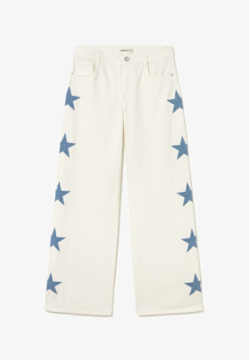 Pantalones de pierna ancha color marfil con patrones de estrellas azules que recorren los lados exteriores de ambas piernas, cierre frontal de botones y bolsillos.