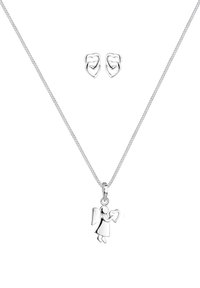 Silberne Halskette mit einem hohlen Engel-Anhänger, der ein Herz hält. Begleitet von silbernen, herzförmigen Ohrsteckern. Einfaches und elegantes Design.