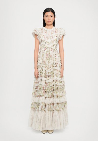 Langes, blumengemustertes Kleid in Creme, mit übereinander geschichteten Rüschen, kurzen Ärmeln und einem taillierten Oberteil. Weiche Textur mit bunten Akzenten.