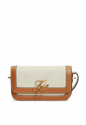 Lille rektangulær beige stof clutch taske med tan læderkant og gyldne initialer "FH" på frontklappen.