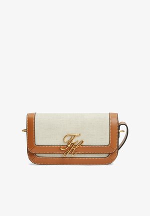 Mała prostokątna beżowa torebka kopertówka z tkaniny z brązową skórzaną lamówką i złotymi inicjałami „FH” na przodzie klapki.