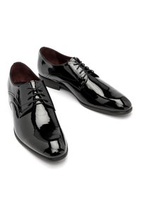 Pantofi de dress din piele lacuită negri, cu un design elegant, vârf ascuțit și cinci orificii pentru șireturi; au o textură netedă și strălucitoare.