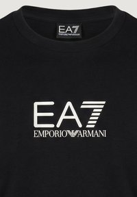 Czarny T-shirt z białym logo "EA7 EMPORIO ARMANI" umieszczonym na środku poniżej linii szyi oraz z dopasowaną metką marki wewnątrz kołnierza.