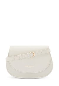 Leder Schultertasche in hellbeige mit einer klappbaren Klappe, einem goldenen runden Verschluss und einem verstellbaren Tragegurt. Markenname in Gold eingestanzt.