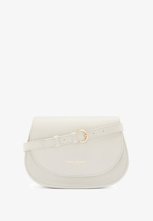 Sac à épaule en cuir beige clair avec un rabat pliant, un fermoir circulaire doré et une bandoulière réglable. Nom de la marque embossé en doré.