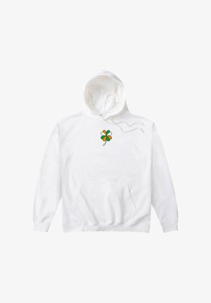 Biała bluza z kapturem, kieszenią z przodu i sznurkiem do regulacji kaptura, z małym wzorem czterolistnej koniczyny w kolorach pomarańczowym, zielonym i białym na piersi.
