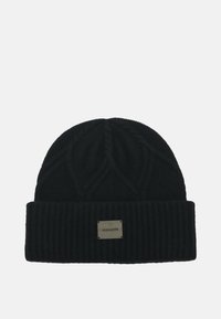 Gorro de lana negro con borde acanalado y un patrón texturizado en la corona. Presenta una etiqueta de marca metálica en la parte frontal.